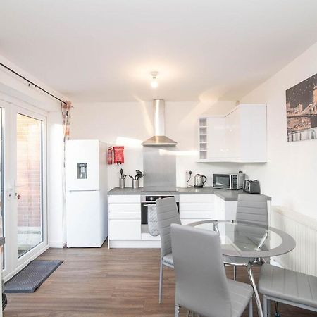 Spacious Two Bed House With Parking And Garden Dudley Exteriör bild