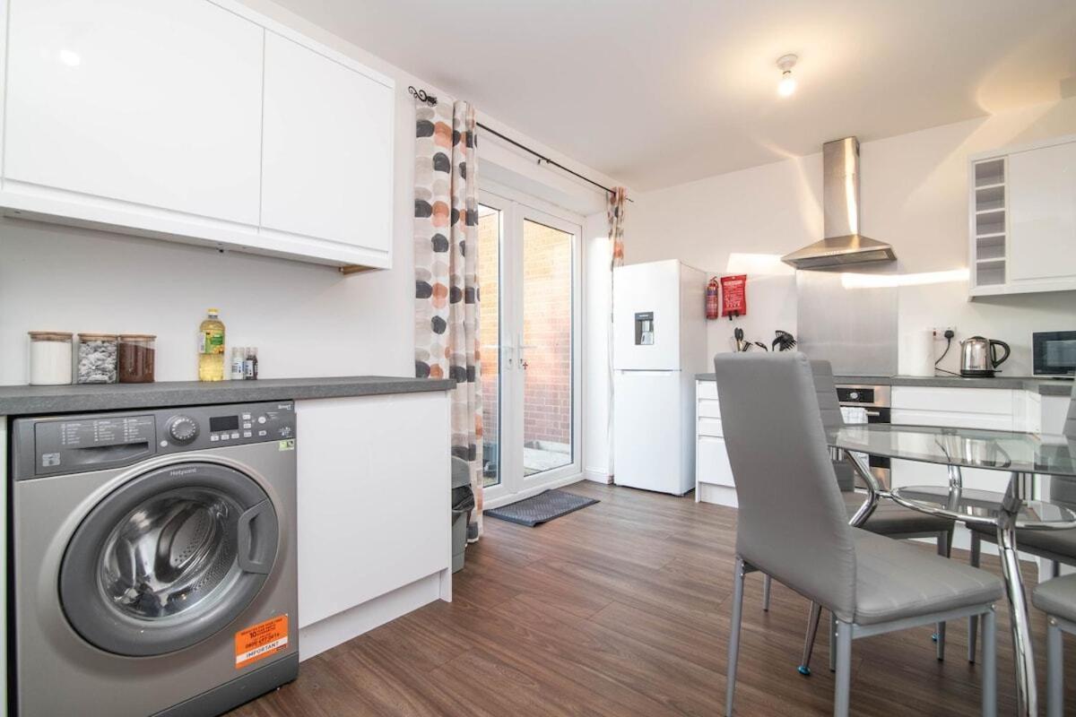 Spacious Two Bed House With Parking And Garden Dudley Exteriör bild