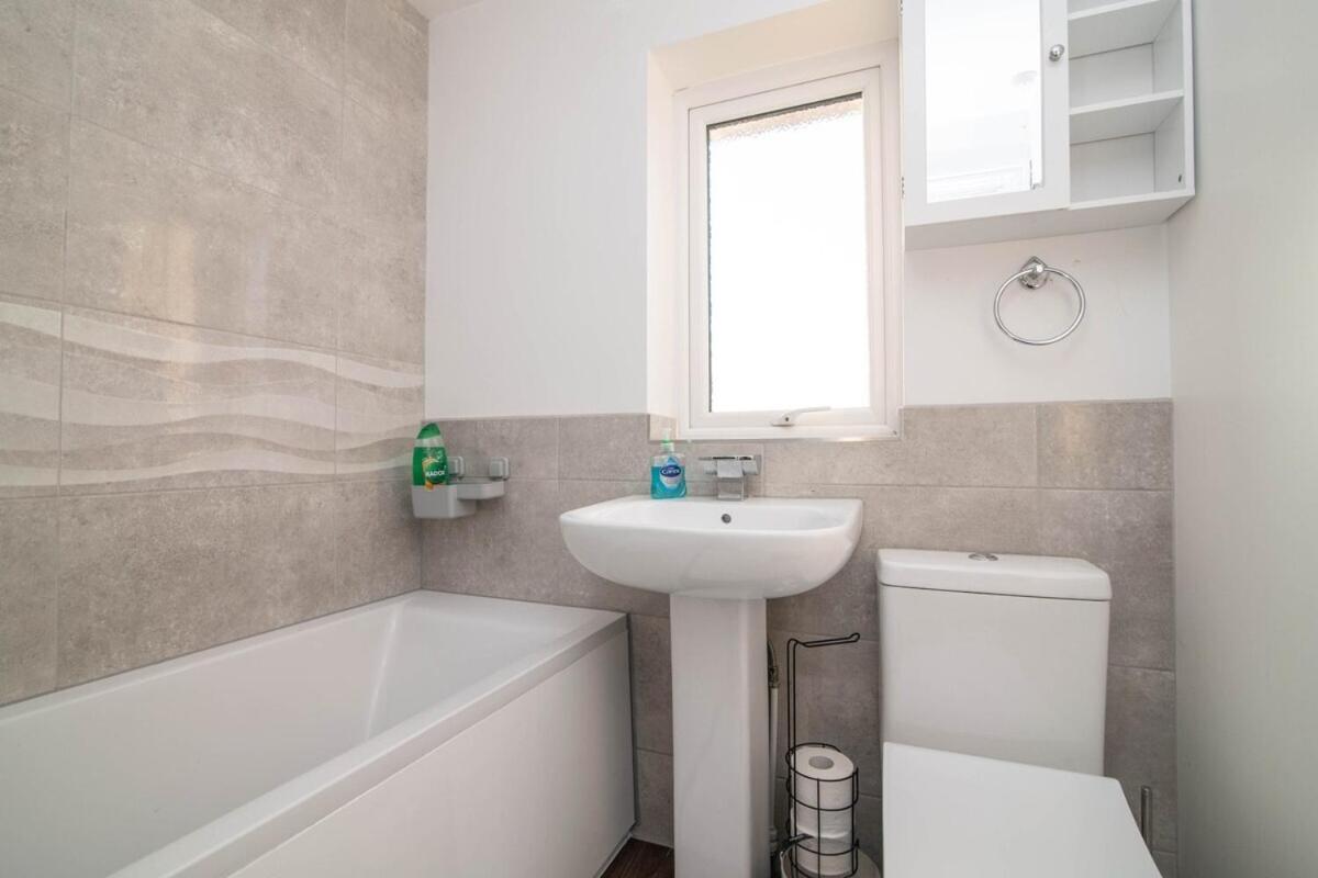 Spacious Two Bed House With Parking And Garden Dudley Exteriör bild