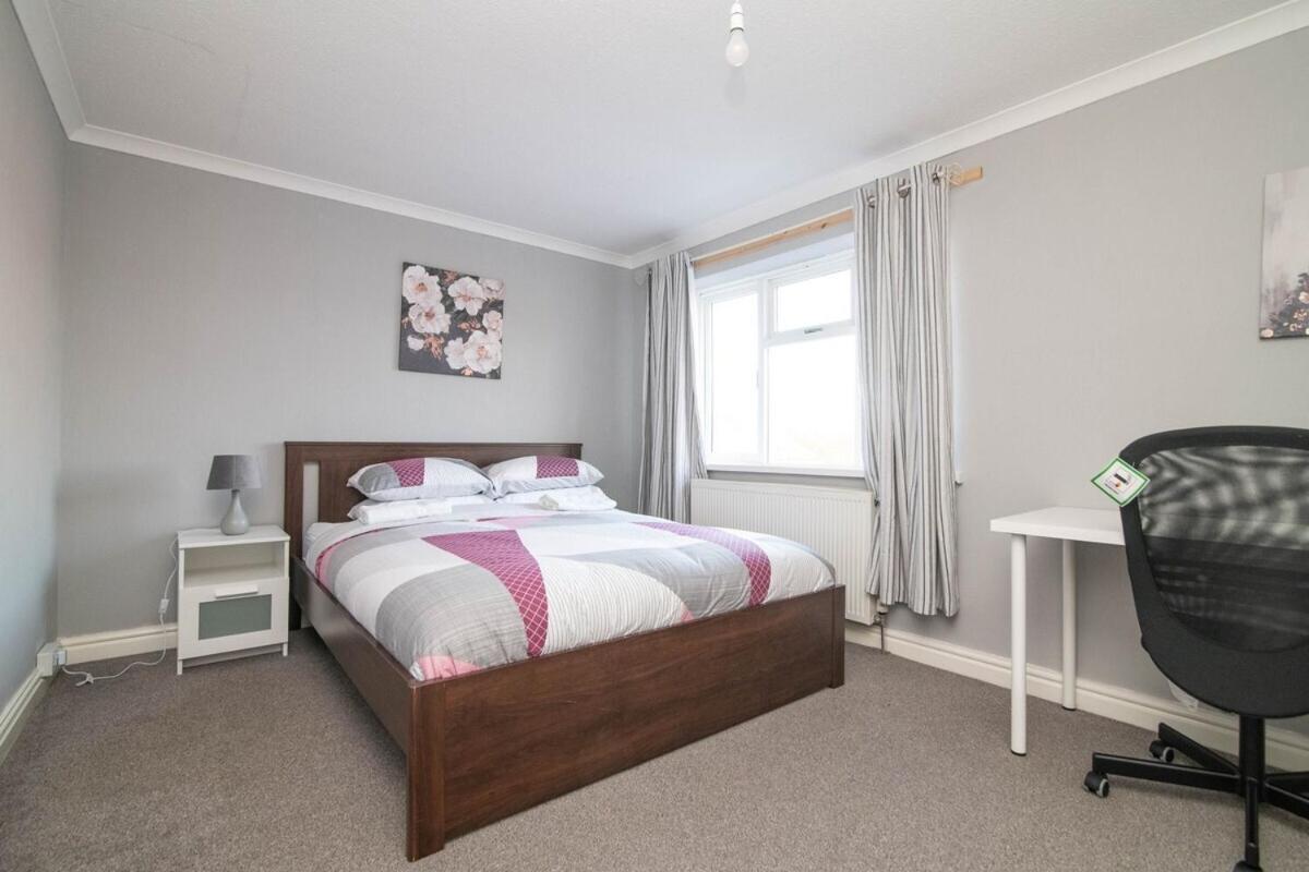 Spacious Two Bed House With Parking And Garden Dudley Exteriör bild