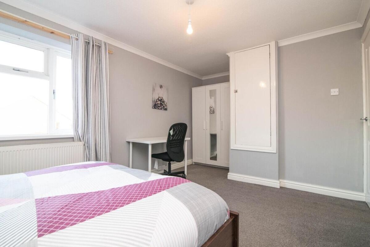 Spacious Two Bed House With Parking And Garden Dudley Exteriör bild
