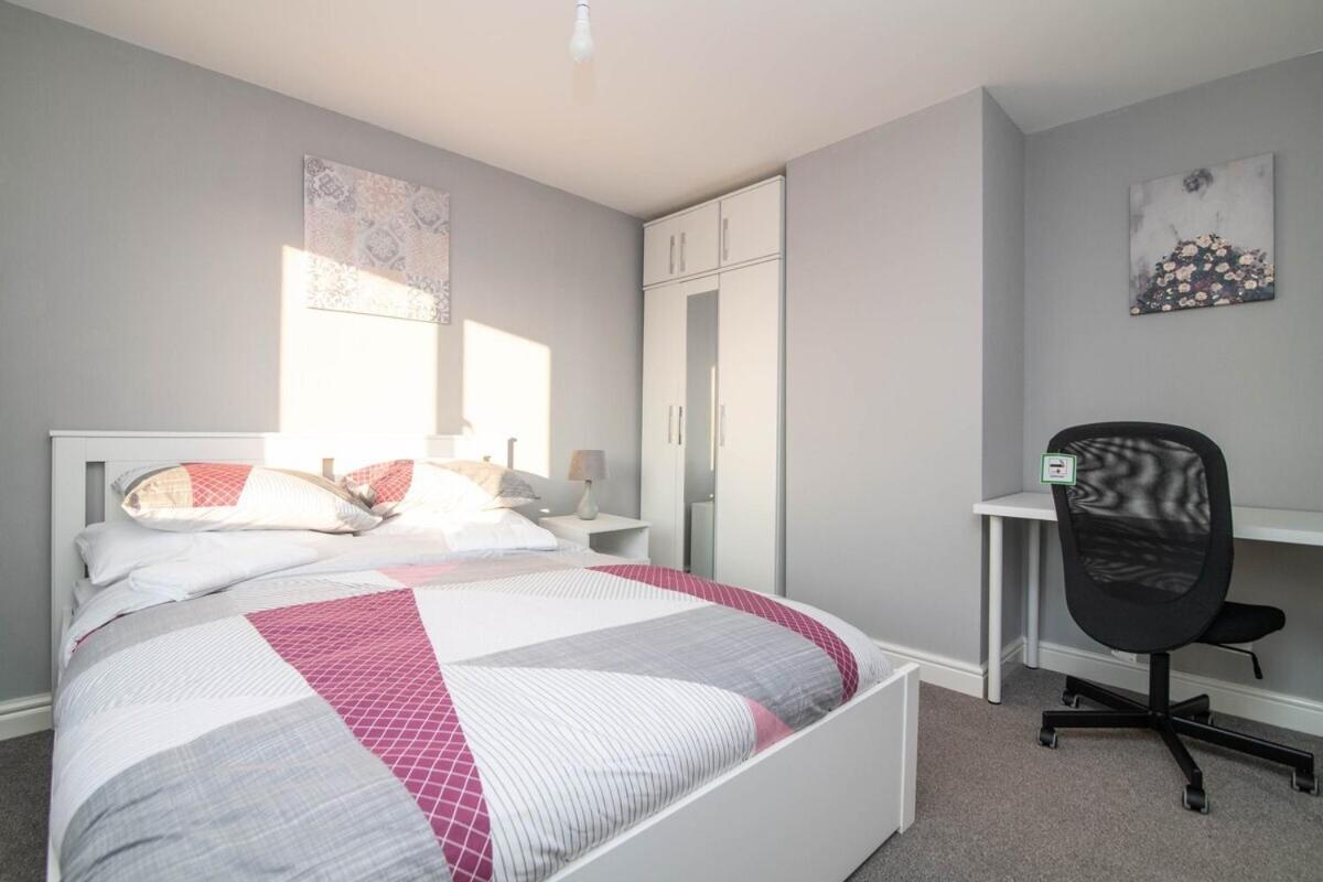 Spacious Two Bed House With Parking And Garden Dudley Exteriör bild