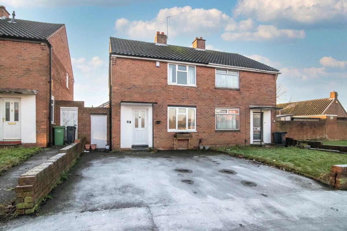 Spacious Two Bed House With Parking And Garden Dudley Rum bild