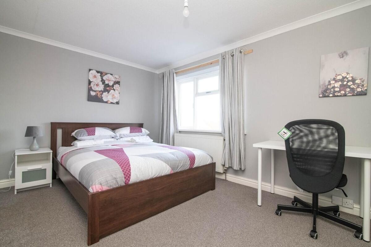 Spacious Two Bed House With Parking And Garden Dudley Exteriör bild