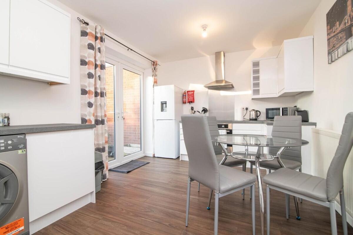 Spacious Two Bed House With Parking And Garden Dudley Exteriör bild